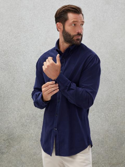 Garment-dyed basic fit shirt in narrow wale corduroy with button-down collar