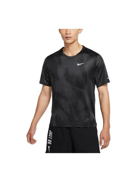 Nike 남자 나이키 훈련 빠른 건조한 Breathable 인쇄 둥근 목 짧은 소매 검정 t-셔츠 DD5320-045