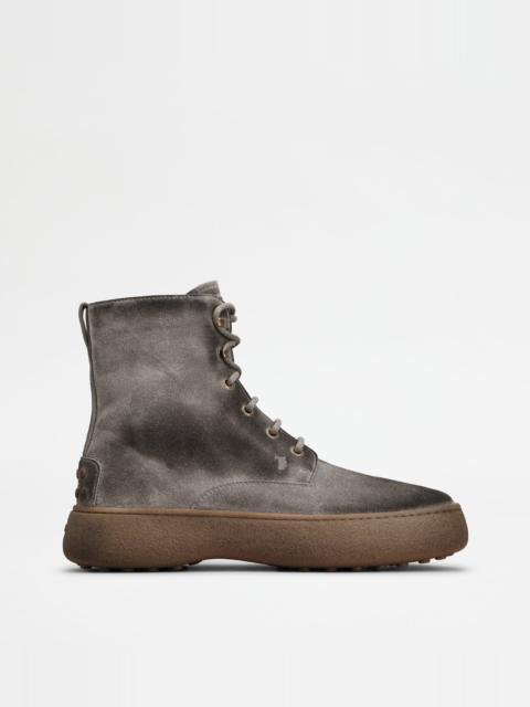TOD'S W. G. LACE-UP ANKLE BOOTS IN SUEDE - GREY