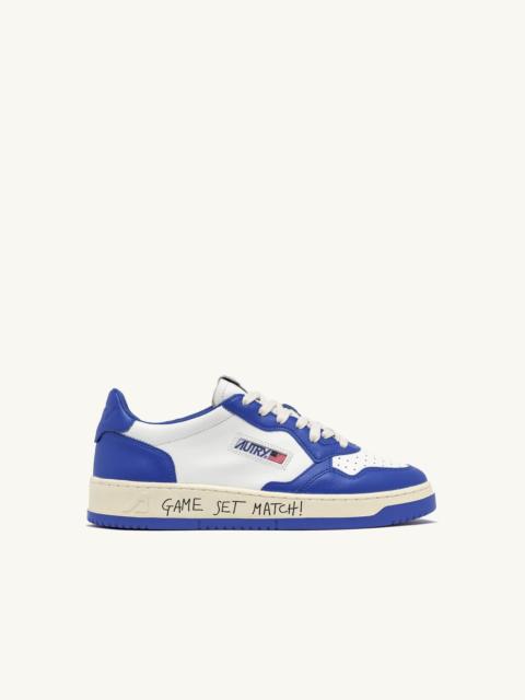 AUTRY MEDALIST LOW SNEAKERS IN WHITE AND PALACE BLUE LEATHER WITH LETTERING