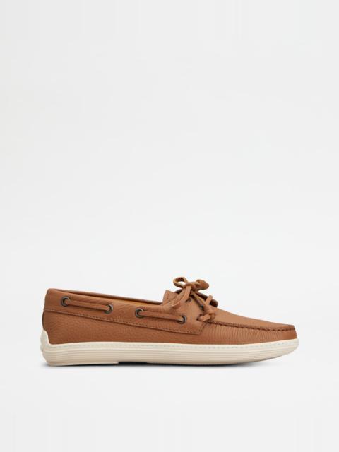 Tod's BOAT SHOES IN LEATHER - BROWN