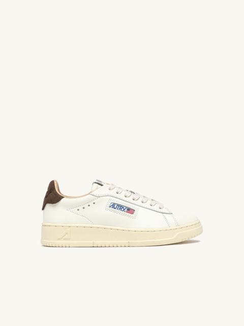 AUTRY DALLAS LOW SNEAKERS IN TEAK AND MARSHMALLOW LEATHER