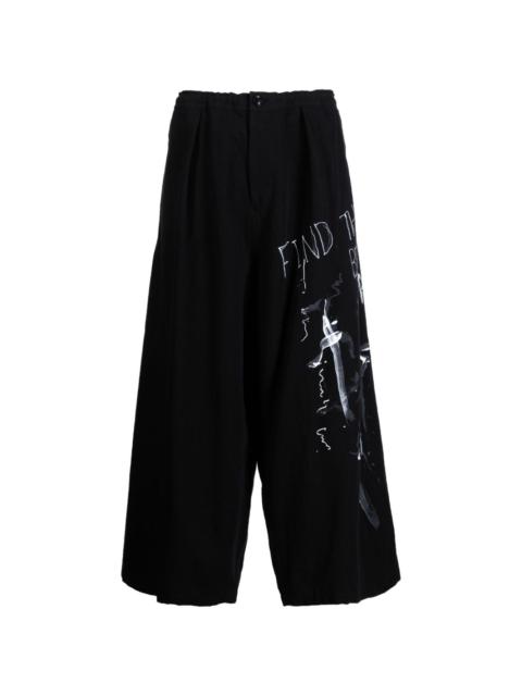 Y's slogan-print cropped trousers