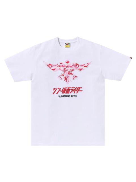 A BATHING APE® 바륨 x Shin Kamen 라이더 충격기 Emblem 티 '화이트 / 핑크 이름 *