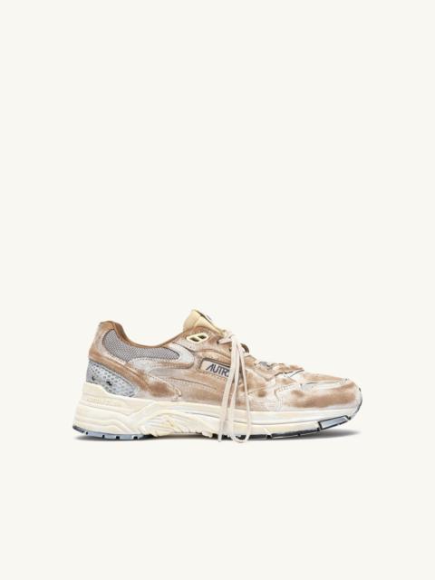 AUTRY HYPERWAY SUPER VINTAGE SNEAKERS IN MILKSHAKE AND SILVER SUEDE