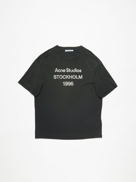 Acne Studios｜ (CL0333 183) Acne Studios - T-shirt logo - Relaxed unisex fit - Optic White