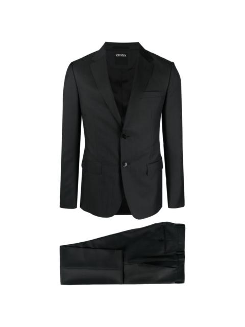 single-breasted notched-lapels suit