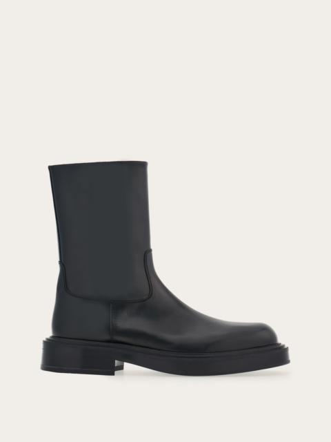 Ankle boot with rounded toe