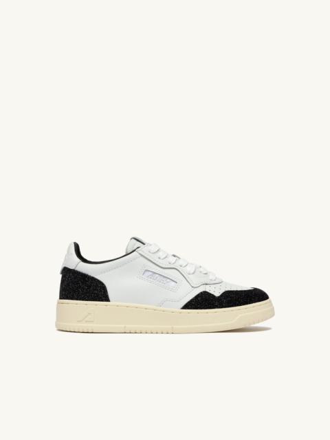 AUTRY MEDALIST LOW SNEAKERS IN LEATHER COLOR WHITE AND STARS OFF BLACK