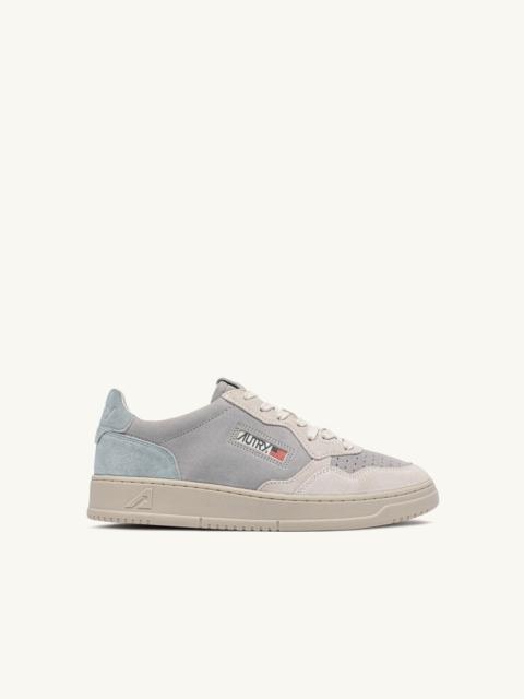 AUTRY MEDALIST LOW TRICOLOR SNEAKERS IN WHITE SKY AND LOFT SUEDE