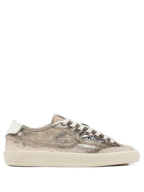 AUTRY WINDSCAPE LOW SNEAKERS IN PLATINUM AND MARSHMALLOW LAMINATED LEATHER