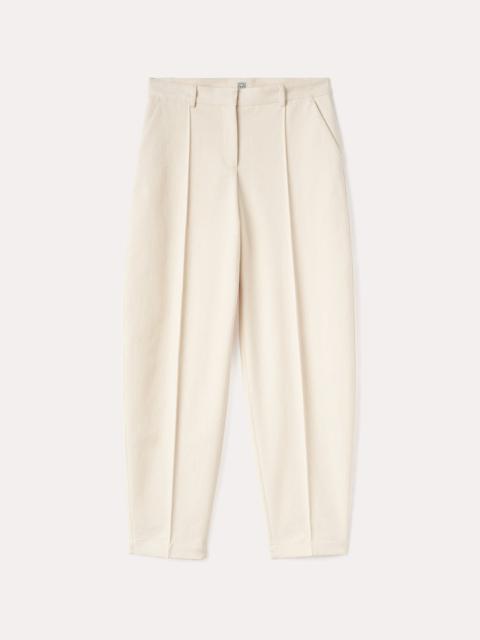 Totême Barrel leg cotton trousers ecru