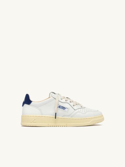 AUTRY MEDALIST LOW SNEAKERS IN WHITE LEATHER AND BLUE DEPTHS SUEDE