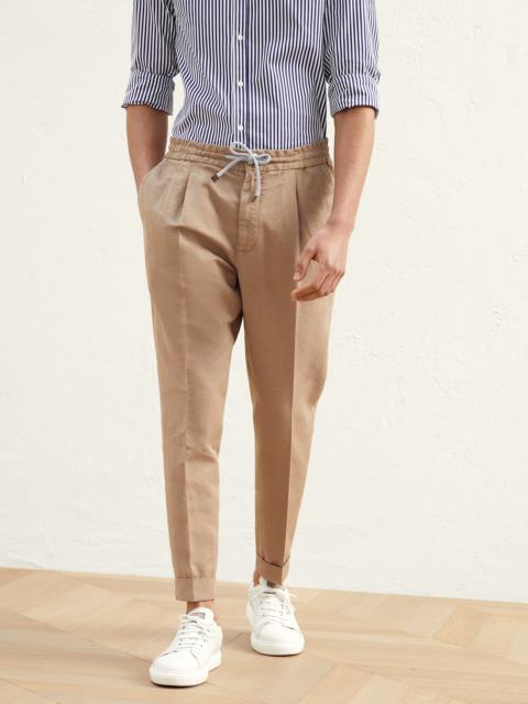 Brunello Cucinelli Garment-dyed leisure fit trousers in twisted linen and cotton gabardine with drawstring and pleat