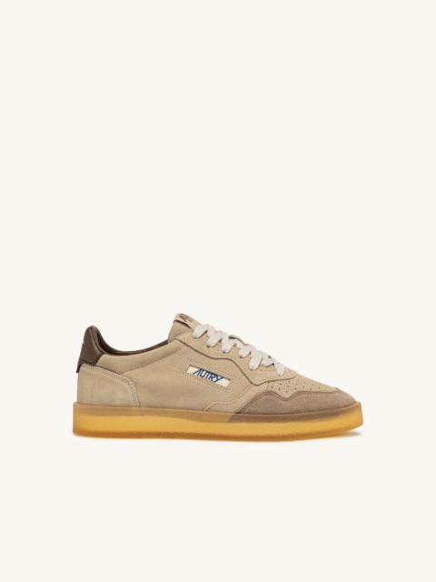 AUTRY MEDALIST LOW SNEAKERS IN BISCOTTI AND KANGAROO SUEDE