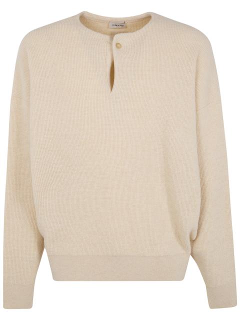 Fear of God Introducing the "HENLEY" SWEATER, a luxurious sweatshirt from the esteemed brand FEAR OF GOD. Crafte
