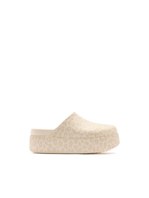 crocs Dylan leopard platform slides