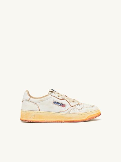 AUTRY MEDALIST LOW SUPER VINTAGE SNEAKERS IN WHITE SCRUBBED LEATHER