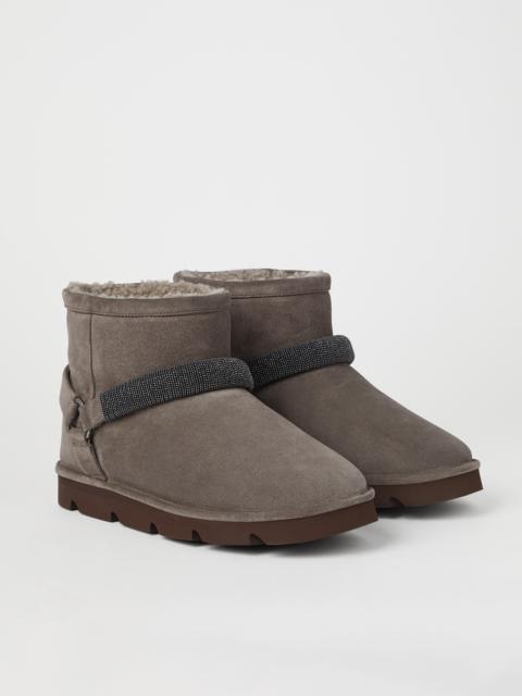 Suede boots with shearling lining and precious ribbed strap