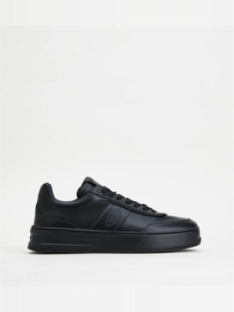 SNEAKERS IN LEATHER - BLACK