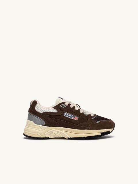 AUTRY HYPERWAY SNEAKERS IN MARSHMALLOW AND TERRACOTTA SUEDE AND MESH