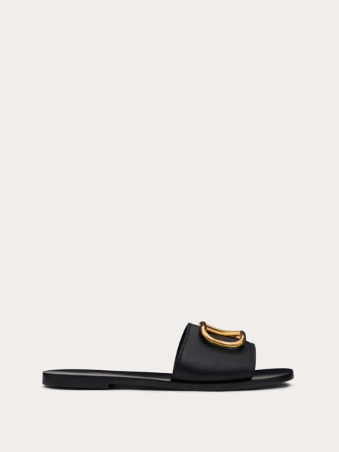 VLOGO SIGNATURE SLIDE SANDAL IN GRAINY COWHIDE WITH ACCESSORY
