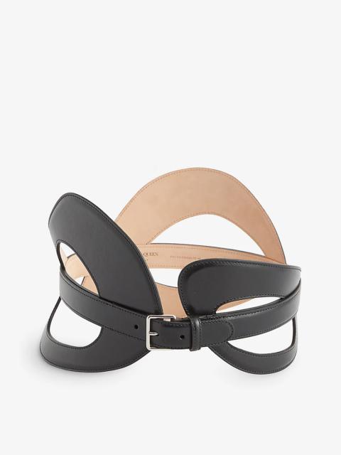 Cut-out curved leather belt