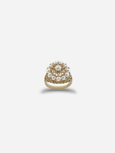 Romance ring in yellow gold and pearls