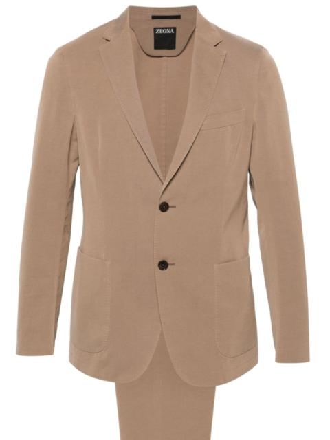 notched-lapels single-breasted suit