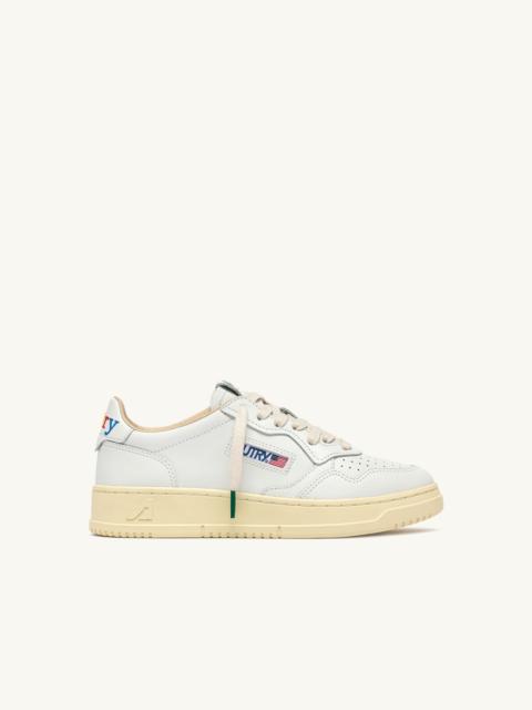 AUTRY MEDALIST LOW SNEAKERS IN WHITE LEATHER