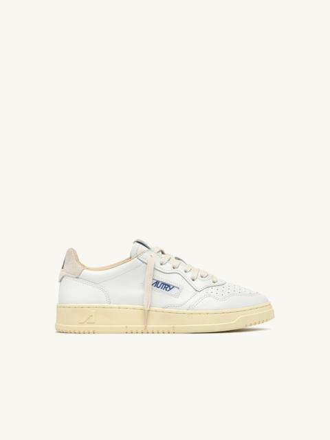 AUTRY MEDALIST LOW SNEAKERS IN WHITE LEATHER AND SNOW WHITE SUEDE