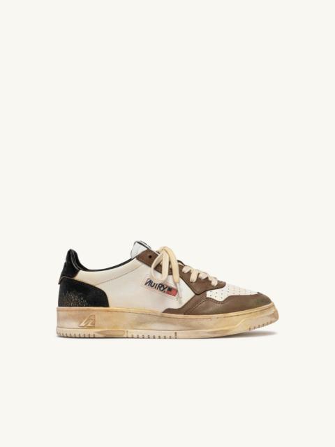 AUTRY MEDALIST LOW SUPER VINTAGE SNEAKERS IN WHITE, BLACK AND MALT LEATHER