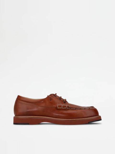 Tod's LACE-UPS IN LEATHER - BROWN