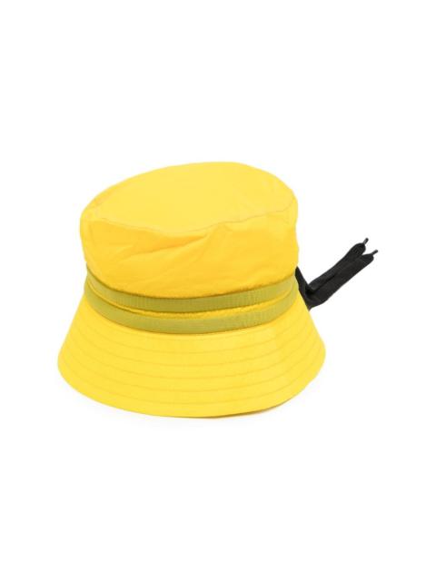 drawstring-fastening hat