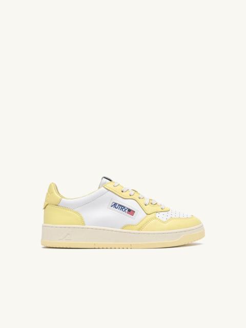 MEDALIST LOW BICOLOR SNEAKERS IN WHITE AND LEMON MERINGUE LEATHER