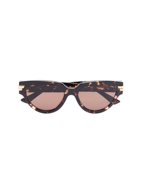 tortoiseshell-effect cat-eye sunglasses