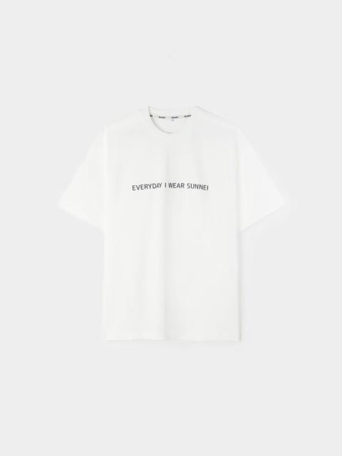 'EVERYDAY I WEAR SUNNEI' CLASSIC T-SHIRT / white