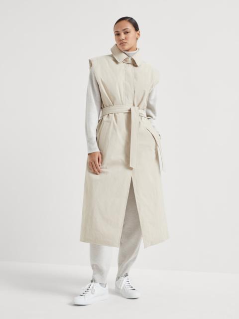 Techno canvas sleeveless trench with down quilting and monili