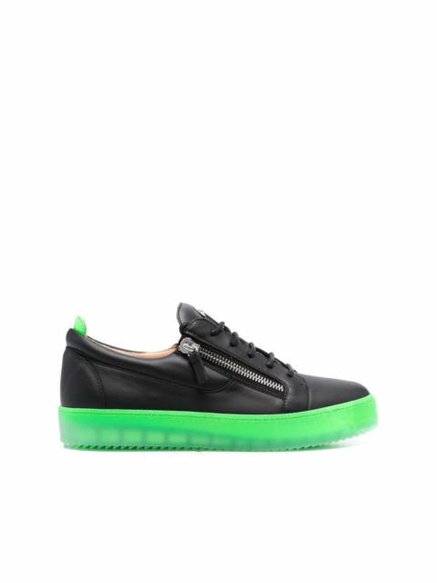 contrasting-sole low-top sneakers