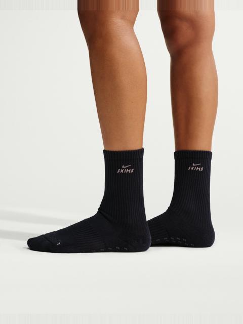 Nike NikeSKIMS Dri-FIT Pilates Grip Crew Socks (1 Pair)