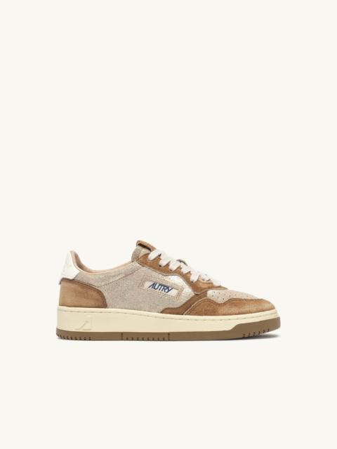 AUTRY MEDALIST LOW SNEAKERS IN PLATINUM SUEDE AND BEIGE SUGAR