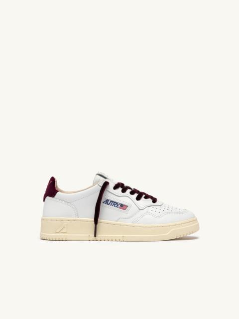 AUTRY MEDALIST LOW SNEAKERS IN WHITE LEATHER AND FIG VELVET