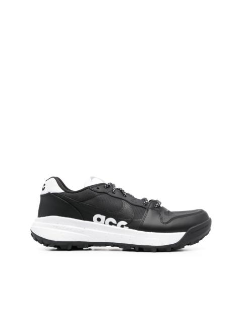 Nike low-top lace up shoes