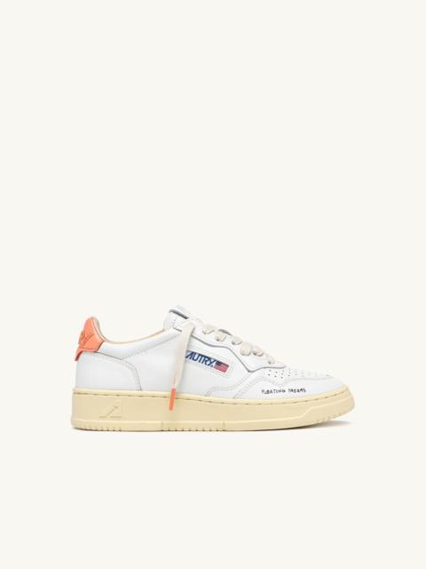 AUTRY MEDALIST LOW SNEAKERS IN WHITE AND PEACH PINK LEATHER