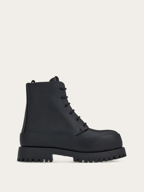 Combat boot with rounded toe