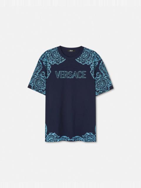 【VERSACE】Barocco Silhouette Logo T-shirt/全国送料無料 VERSACE Barocco Stencil T-Shirt | REVERSIBLE
