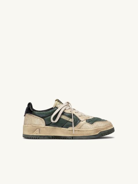 AUTRY MEDALIST LOW SUPER VINTAGE SNEAKERS IN WHITE CRACKED LEATHER AND DARK GRAY
