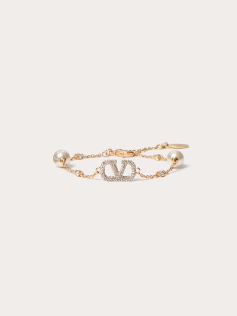 VLOGO SIGNATURE BRACELET IN METAL, SWAROVSKI® CRYSTALS AND PEARLS