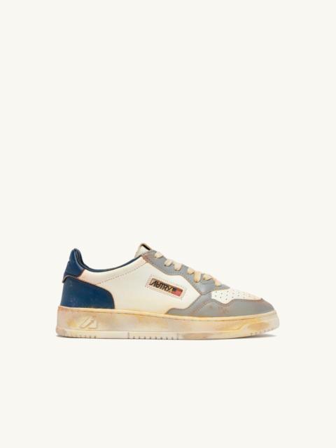 MEDALIST LOW SUPER VINTAGE SNEAKERS IN LIMESTONE WHITE AND BLUE LEATHER