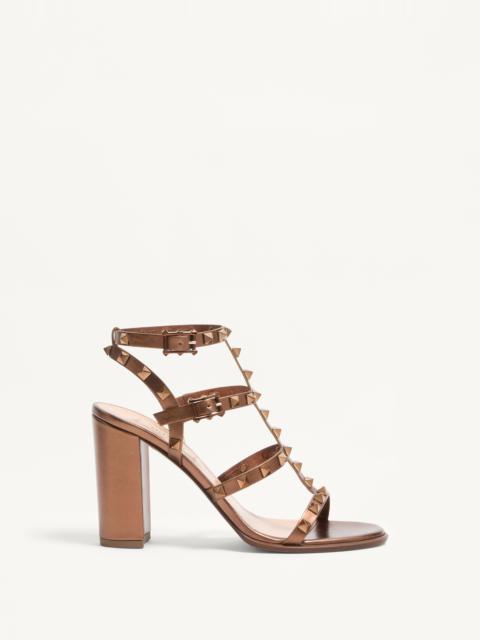 ROCKSTUD METALLIC CALFSKIN LEATHER ANKLE STRAP SANDAL 90 MM